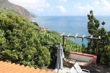 Ourmadeira Stonecliff Cottage, Countryside Retreat