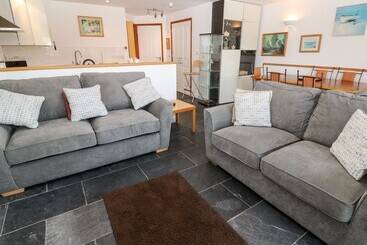 White Lodge Apartment