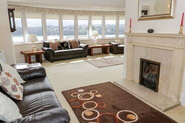 11 Glyn Garth Mews