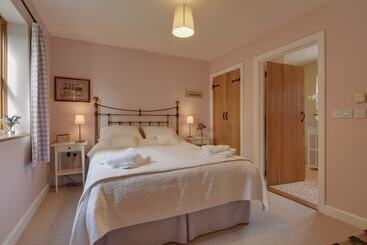 2 Shippen Cottages