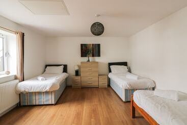 4 Bredon Court