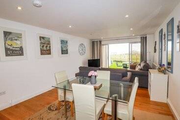 47 Bredon Court