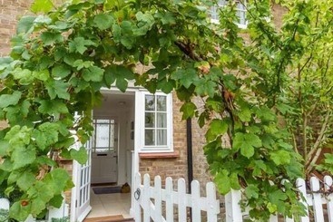 9 Swallow Court