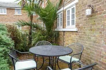 9 Swallow Court