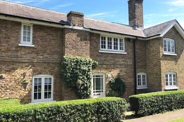 9 Swallow Court