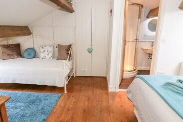 Canalside Cottage