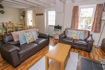 Cozy Cwtch Cottage