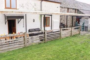 Maestyddyn Farm House