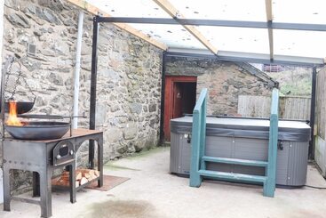 Maestyddyn Farm House