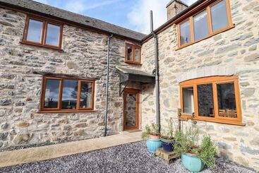Maestyddyn Farm House