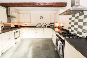 Maestyddyn Farm House