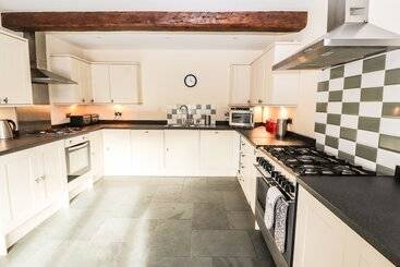 Maestyddyn Farm House