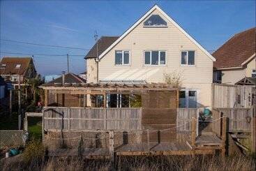 تختخواب و صبحانه Driftwood Beach House