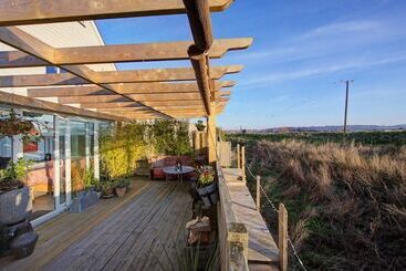 تختخواب و صبحانه Driftwood Beach House
