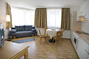 هتل Neue Post Apartments