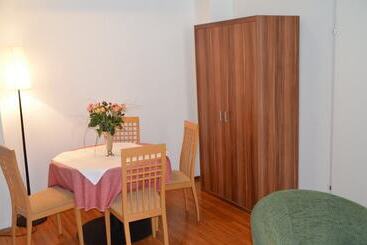 هتل Neue Post Apartments