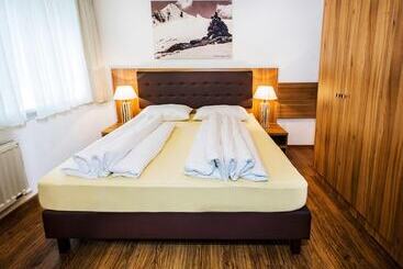 هتل Neue Post Apartments
