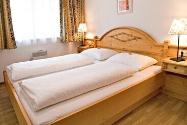 هتل Neue Post Apartments