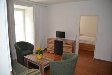 هتل Neue Post Apartments
