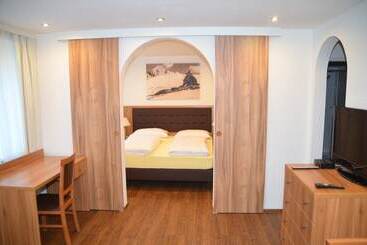 هتل Neue Post Apartments