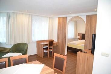 هتل Neue Post Apartments