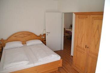 هتل Neue Post Apartments
