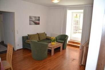 هتل Neue Post Apartments