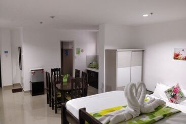 پانسیون Spacious Private Apartment At Laorenza Residences
