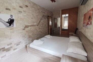 Arya Suites