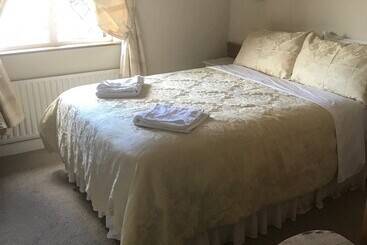 تختخواب و صبحانه Clare Manor