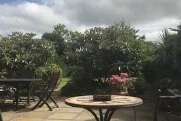 تختخواب و صبحانه Clare Manor