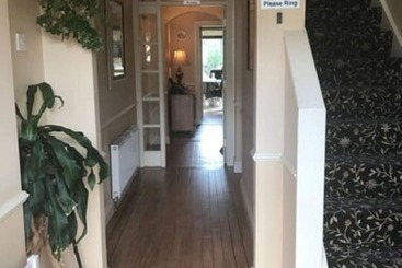 تختخواب و صبحانه Clare Manor