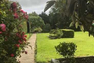 تختخواب و صبحانه Clare Manor