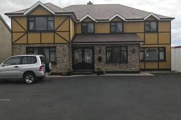 تختخواب و صبحانه Clare Manor