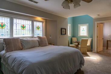 تختخواب و صبحانه Inn At Rose Hall
