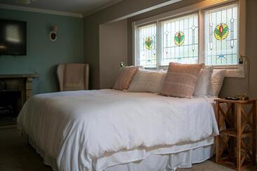 تختخواب و صبحانه Inn At Rose Hall