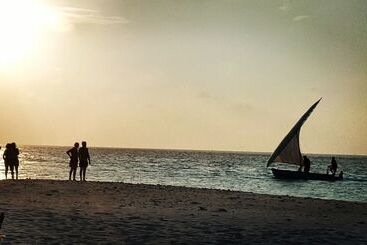 تختخواب و صبحانه Local Travel Beach