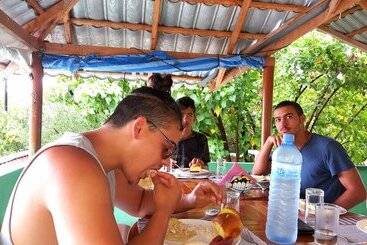 تختخواب و صبحانه Local Travel Beach