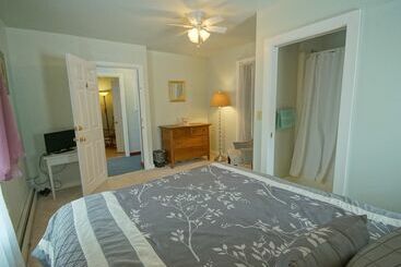 تختخواب و صبحانه Tuckernuck Inn