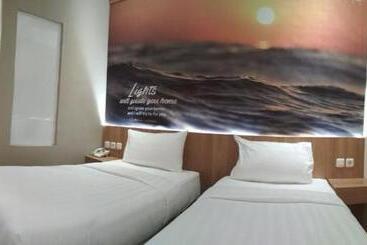 Front One Hotel Airport Solo