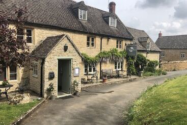 مسافرخانه Horse & Groom   Upper Oddington