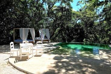 هتل Driftwood Glamping And Boutique