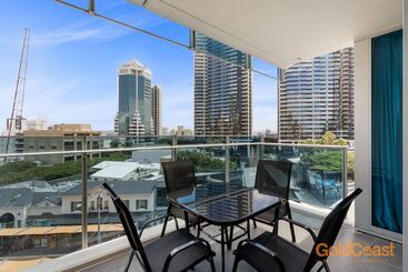 هتل Gold Coast Private Apartments