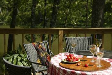 هتل Lake Lucerne Resort & Ranch