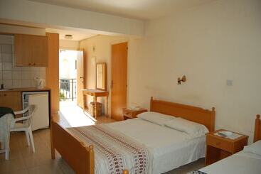 هتل Nicos & Olympia Apartments