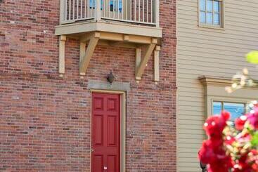 هتل Vine Village Apartments