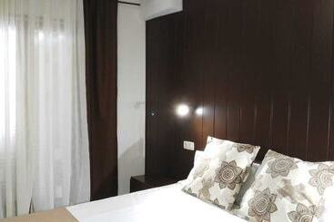 پانسیون Hostal Creus