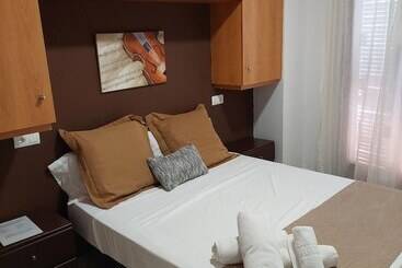 پانسیون Hostal Creus