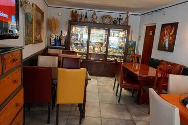 پانسیون Hostal Creus