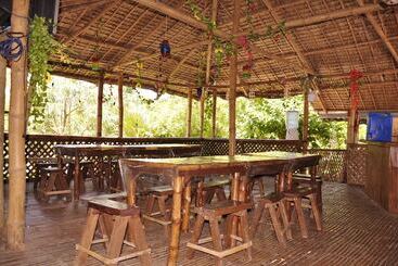 Treasure Isle Guesthouse   Hostel